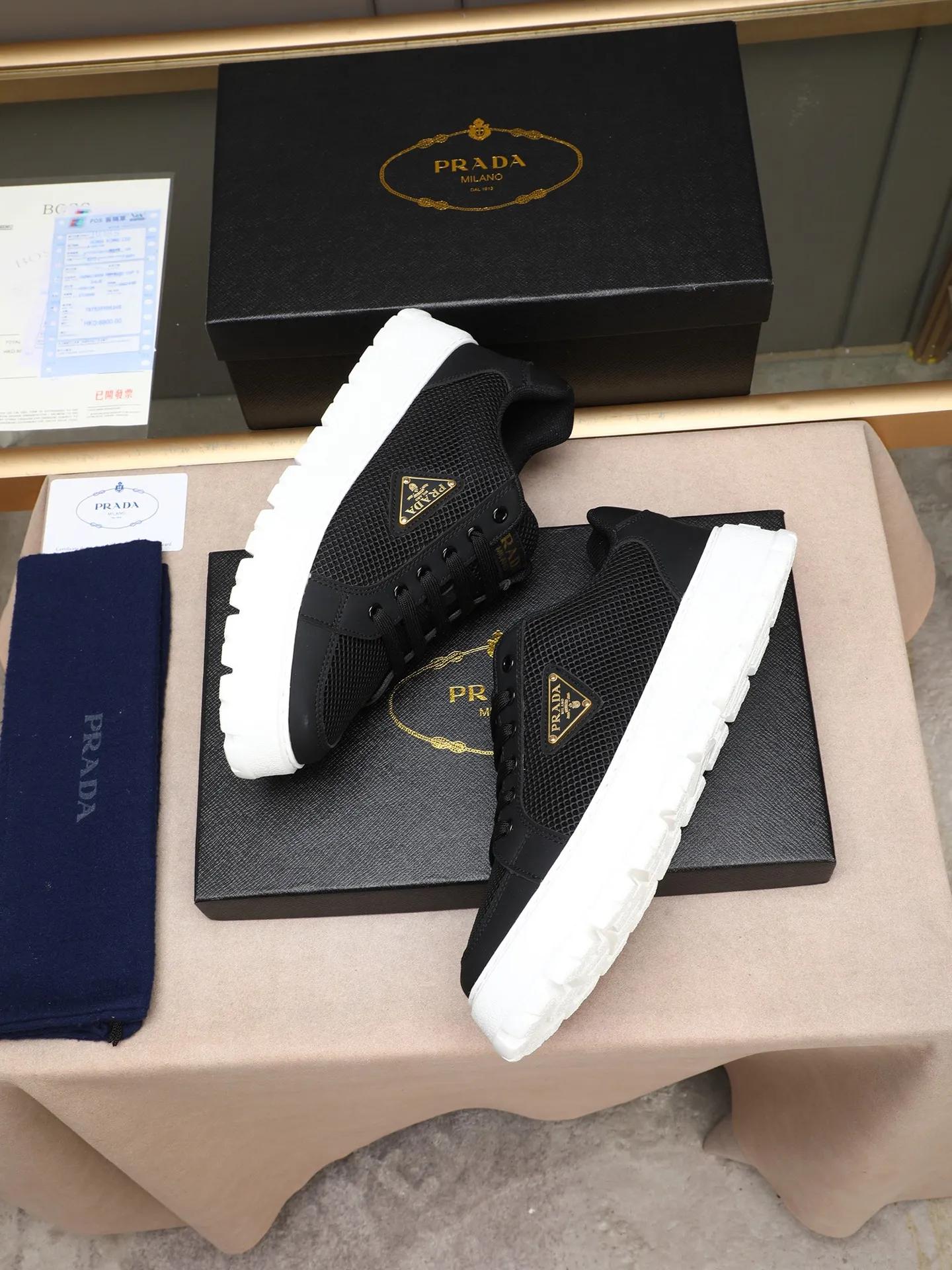 Men's Men's Shoes 💰440 Prada/Prada Men's new casual shoes, this sports shoe is made of imported calfskin upper with breathable mesh and breathable mesh lining. The foot pads are made of sheepskin, and the outsole is made of non-slip sports exclusive rubber outsole with logo. It feels good on the feet and is a fashionable item! Size: 38-44 (45 customized)